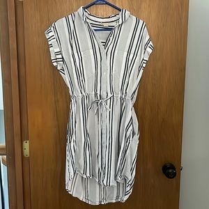 Striped white/navy cotton dress with pockets. Size medium